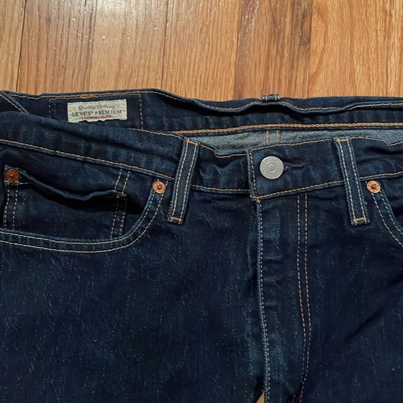 Lightly used Levi’s slim fit dark denim jeans size 32x34. - Picture 2 of 2